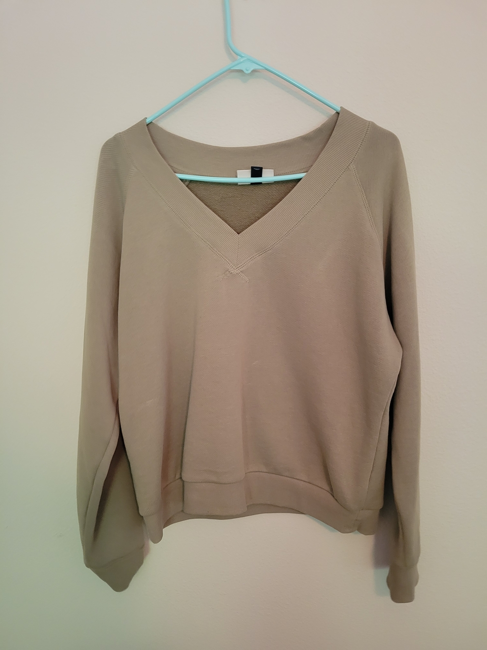 Universal Thread Women's V-Neck Pullover Sweatshirt in Closer To Pale Green